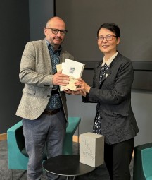 The presentation of the Chinese translation of James Joyce’s Ulysses by Professor Xiangyu Liu from Beijing Normal University to Eoin McCarney, Head of Published Collections at NLI.