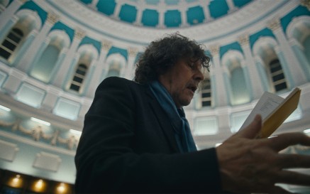 Stephen Rea ag léiriú ‘The Rainstick’ le Seamus Heaney i Seomra Léitheoireachta NLI