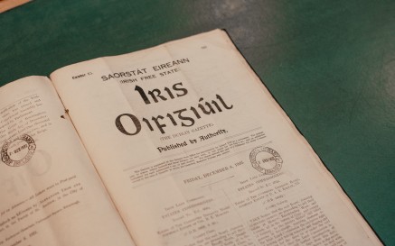 Imleabhar den Iris Oifigiúil agus é oscailte ar leathanach ó Nollaig 1922