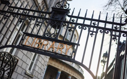 Íomhá geata ar a bhfuil an focal <i>Library</i> in iarann teilgthe