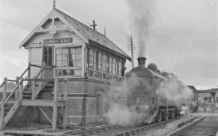 Íomhá as Co. Mhuineacháin atá sa taispeántas is ea an grianghraf den ‘Goods Train’ i gCluain Eois Thoir i mí Iúil 1959. Taispeánann an grianghraf traein gaile ag dul thar an gcábán comharthaíochta. 