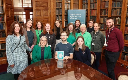 Grúp-ghrianghraf de Scoil Chuimsitheach na Tríonóide in éineacht leis an Dr. Audrey Whitty