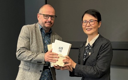 The presentation of the Chinese translation of James Joyce’s Ulysses by Professor Xiangyu Liu from Beijing Normal University to Eoin McCarney, Head of Published Collections at NLI.
